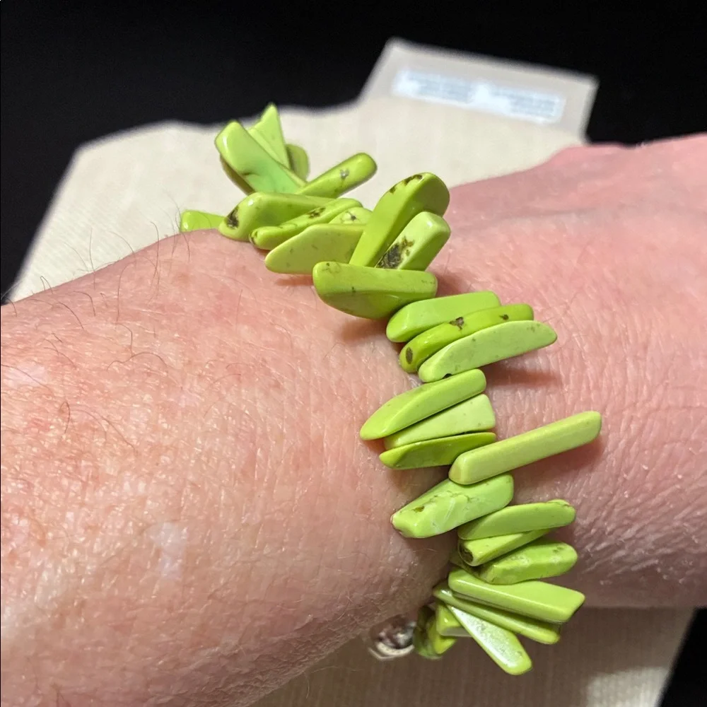 Green apple turquoise teeth gemstone magnetic clasp bracelet - Picture 8 of 8